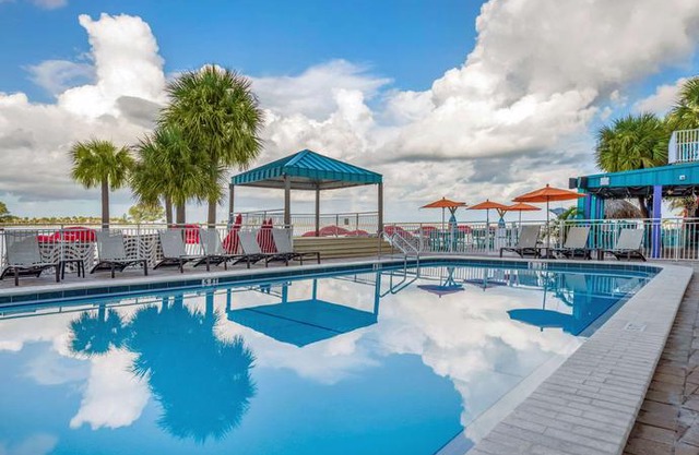 Newly Renovated - Winter the Dolphins Beach Club Ascend Hotel Collection