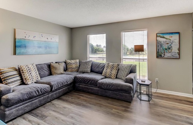North End Retreat: Pool, Tennis, Close to Beach