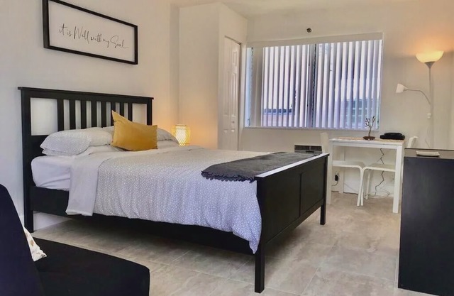 Oasis at Hollywood - Sleeps 4 - Unit 2
