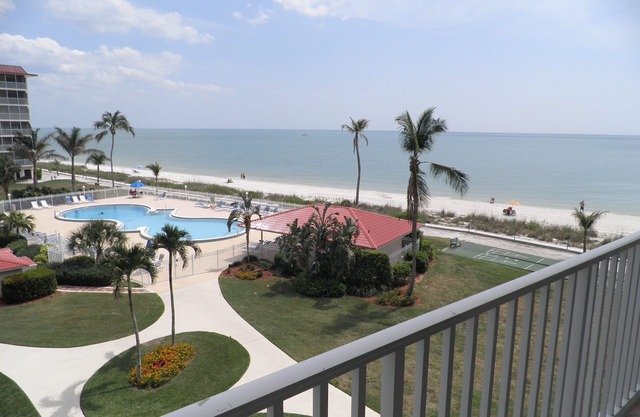 OCEAN FRONT CONDO ,ALL REMODELED,20 min from Naples