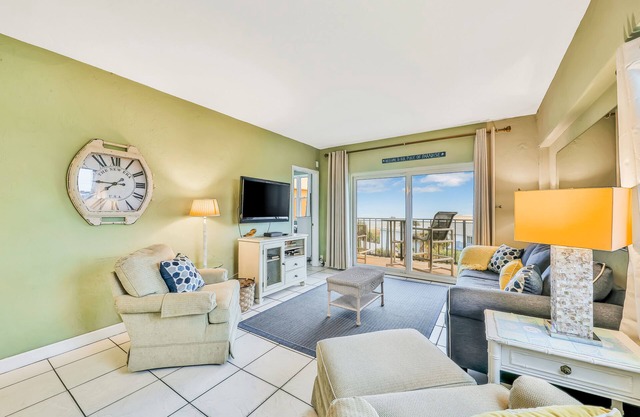 Oceanfront Condo with Shared Pool, Ocean View, High-Speed WiFi, and Central AC!