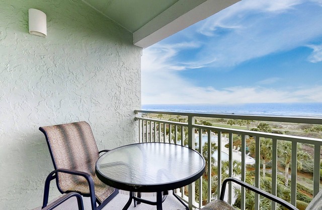 Oceanfront condo with breathtaking views, balcony, AC & outdoor pool