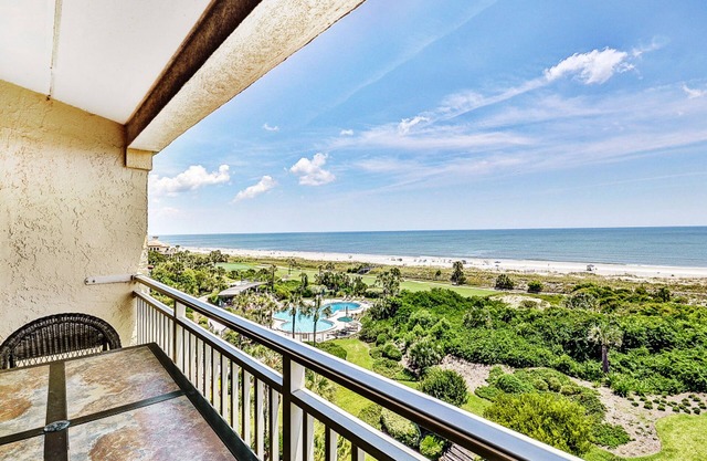 Oceanfront condo with spacious balcony, great views, AC & outdoor pool