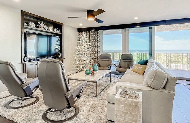 Oceanfront condo with large balcony, WiFi, W/D, beach access, pool & hot tub
