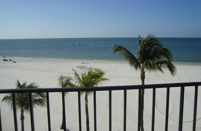 ON BEACH Condo on White Sands of Fort Myers Beach 28 Day Minimum Rental