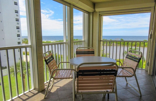 Palm Trees and Tropical Breezes! 2B/2B Island Vacation Condo Beachside w/Large Pool At Discounted Price!