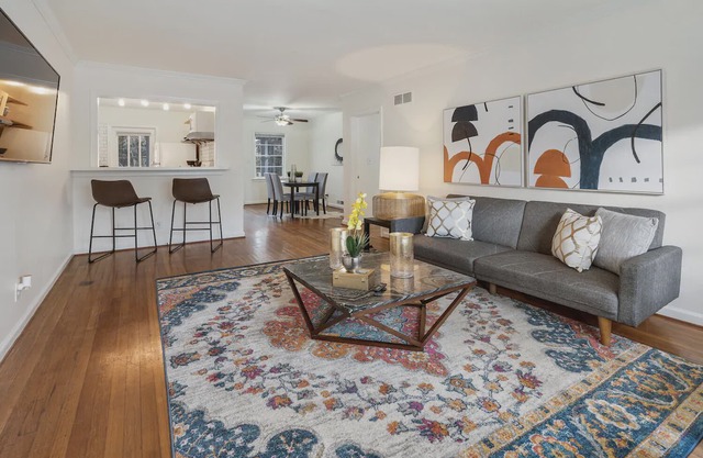 Peachtree Hillside B - 2 Bedroom in Buckhead | Sleeps 6 | 5 Min to Shopping, Dining, Entertainment