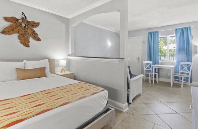 Pelican Pointe 112:Walk to Beach~Pool~Free Parking
