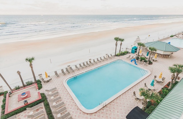 Perfect Location! Bright Top-Floor King Studio Suite on the Beach | Full Kitchen