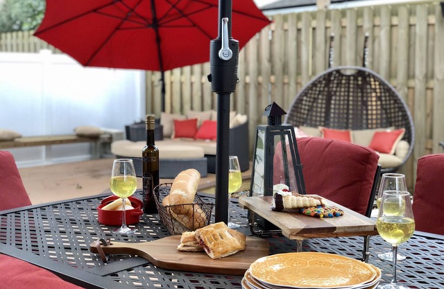 Perfect Summer backyard, Steps to Beach, Bikes, boogie-board, bunk beds, Grill