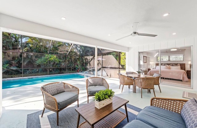 Pesaro Vacation Rental: Stylish 3-BR Retreat Near Via Miramar Beach. Renovated Home with Private Pool, Lush Gardens and Modern Comforts. Perfect for Families, Close to Beaches and Downtown Naples!