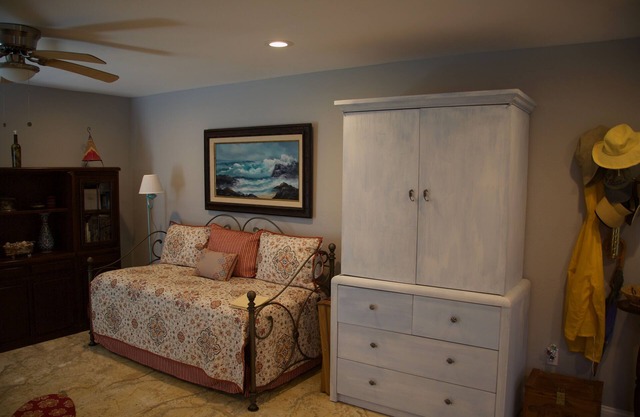 Pet Friendly Apartment- Walk To The Beach