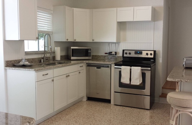 Pet Friendly.Walk to Pass-a-Grille Beach from Vina Del Mar private pool home