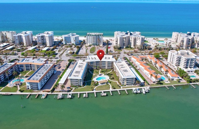 Pool, Bay and Gulf Views And Walk to the Beach From Our Second Floor Moorings Co