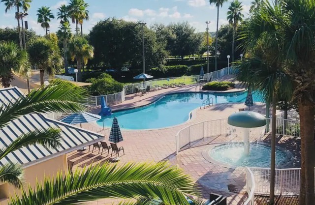 POOL OPEN! LOVELY KING UNIT FOR 4 GUESTS! BREAKFAST, SHUTTLE