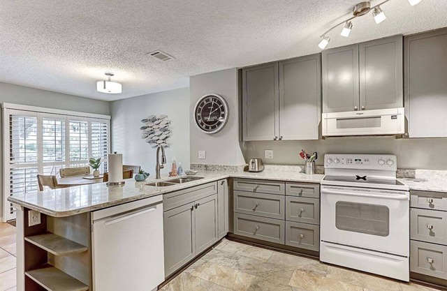 Poolside Retreat: Close to Beach, Gated Complex