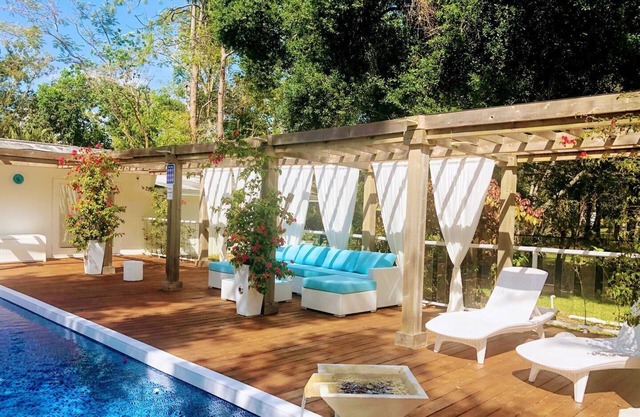 * PRIVATE HEATED POOL * ORCHID ESTATES AT PROMINENT LOCATION IN NAPLES! 6BED/5BATH,FAMILY GATHERINGS