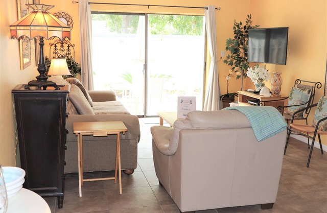 Relax in comfort at Sea Winds! Great 1 bedroom unit. Only a short walk to the beach! 2 WEEK MINIMUM
