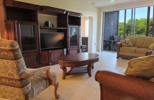 Relax In The Sunshine! Lovely 2B/2B Vacation Condo w/ All Weather Lanai, Walk To Beach, Resort Pool!