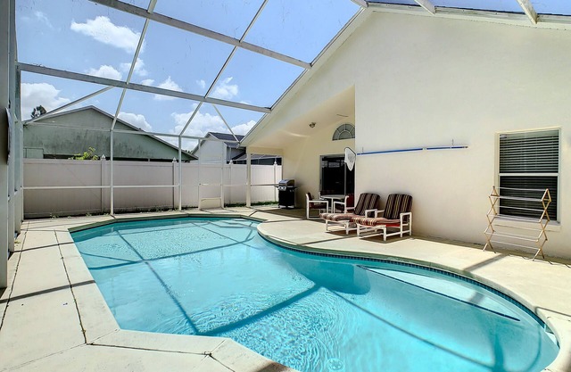 Relaxing 3 bed pool home 7 miles from Disney and 5 minutes from Midevil times