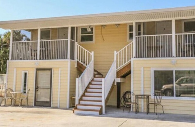 Remodeled, cozy beach home only steps to beach, town