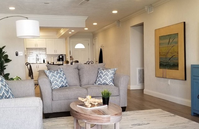 Remodeled Ranch Condo at Beacon Point across from Winterhaven Park, pet friendly