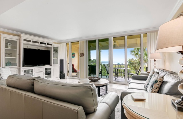 Renovated Condo w/Spacious Balcony, Great Views, Shared Heated Pool & Tennis