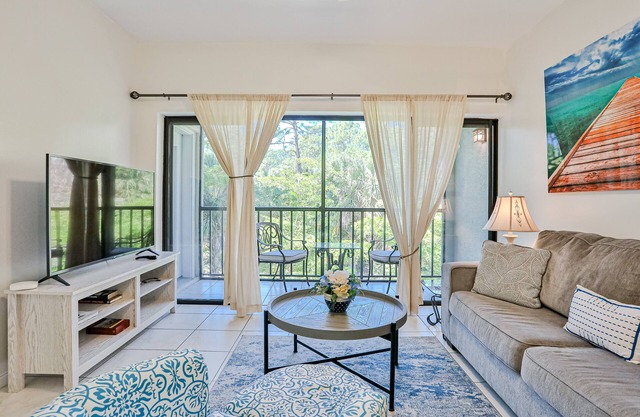 Resort condo with fast WiFi, AC & snowbird-friendly
