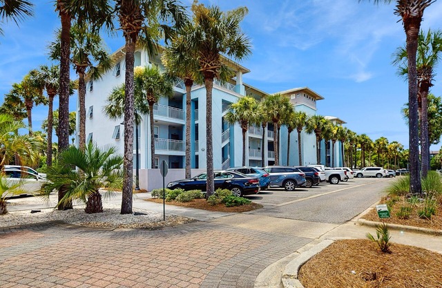 Santa Rosa Beach retreat w/shared pool, hot tub, close to dining, & parks