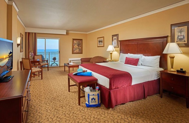Seabreeze Apartment, Sleeps 4 with Pool and WiFi