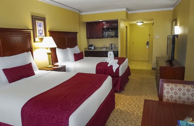 Seabreeze Apartment, Sleeps 4 with Pool and WiFi