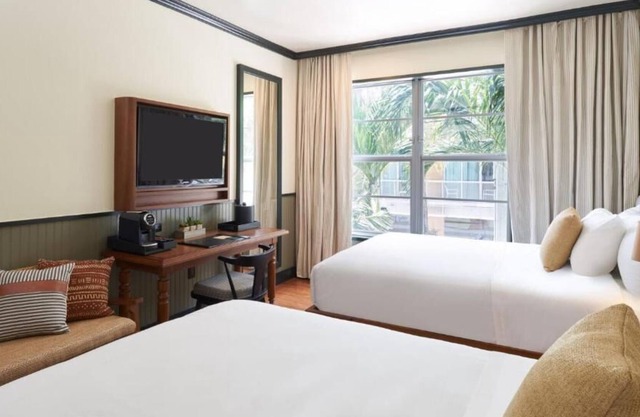 Seaside Fun! 3 Accommodations, Pool Onsite, Near South Pointe Park Beach