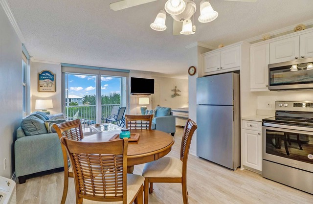 Short walk to the Gulf! Newly Remodeled Bonita Beach Studio, Pool View, Beach Gear & Free Wi-Fi!