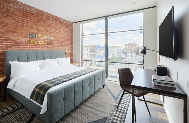 Sonder | The Queen | Charming Room