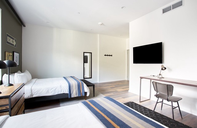 Sonder | The Queen | Gorgeous Room