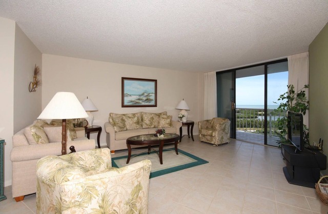 South Seas Tower 4 #701 Looking at Sunset. Decorated with light pastel décor.