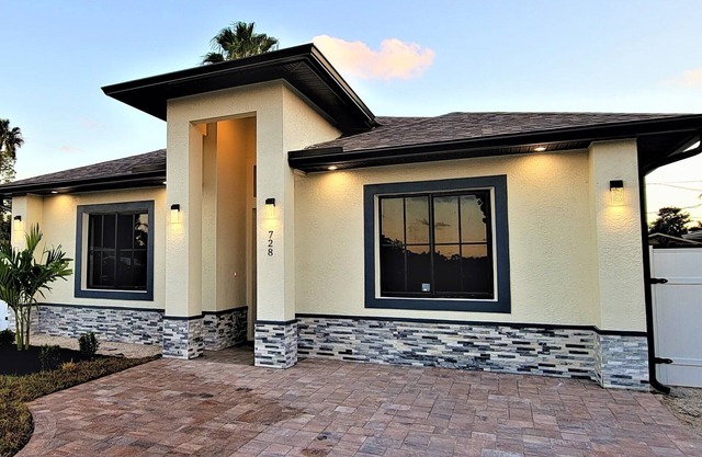 Spacious 6bdr/5bath Vacation Home 1 mi to beach