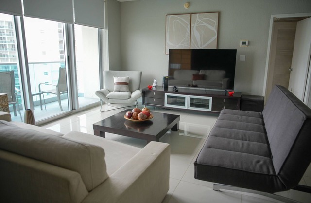 Stay seaside in our Hollywood Beach Condo: The Sian Residences!