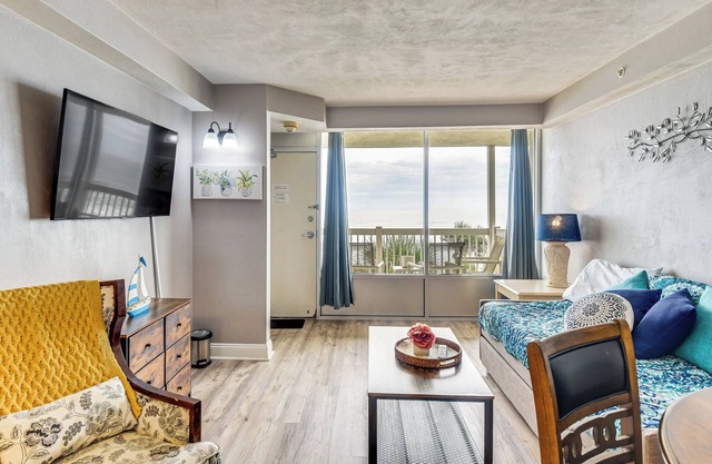 ★Stylish & Comfy ☀Sunrise & Ocean View 65" Smart TV w/Ocean Front Balcony