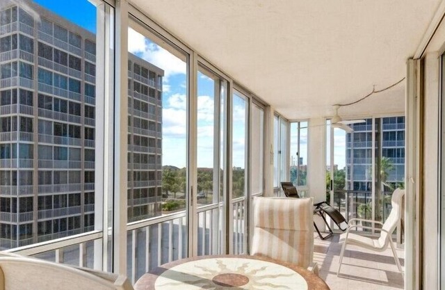 Stylish condo w. water views, resort-style pool