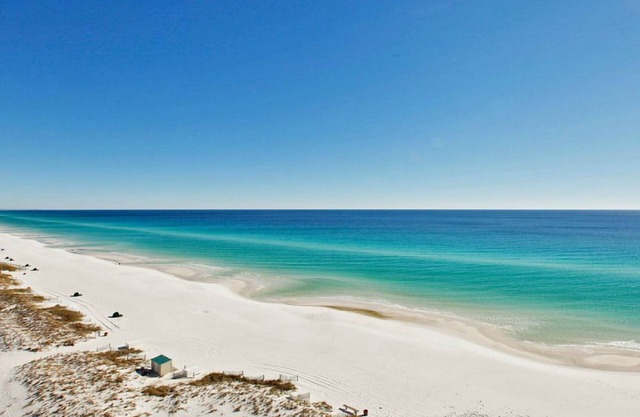 SUGAR WHITE SAND! RIGHT ON THE BEACH! GREAT VIEWS! FAMILY FUN!