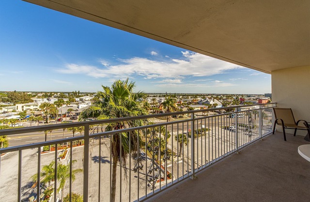 Top Floor John's Pass Village Views - Madeira Norte #503