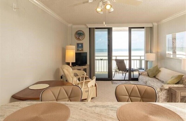 Tradewinds 403- Enjoy Sunsets from the Balcony!