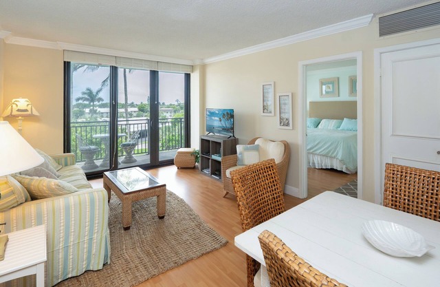 Tradewinds 406- Amazing Coastal Cottage Beachside Condominium at the Tradewinds on Marco Island!