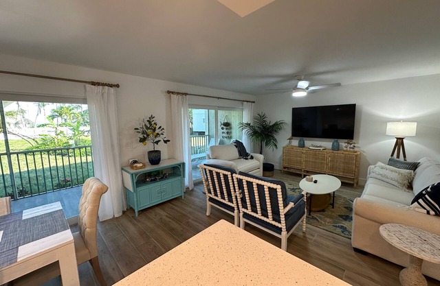 TRENDY BEACH CONDO ON THE GROUND FLOOR!