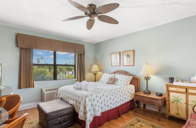 Tropical condo w. community pool, walk to beach