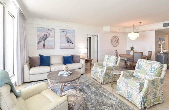 Updated beachfront condo w/great early spring & summer rates! Book now! 💙🏖☀