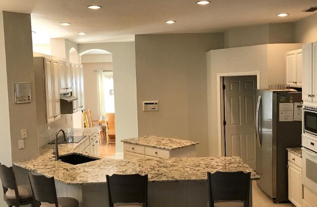 Upscale 4 Bedroom Vacation Home on Ridgewood Lake Golf Course - Pool, Spa, Lanai - Remodeled - Near Disney - Gated Community