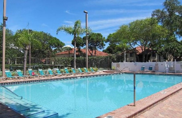 Vacation is Calling! 2 Family-friendly Units, Free Parking, Kitchenette, Pool