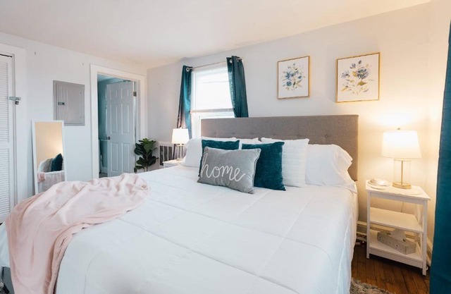 Villa Chic near Downtown Bristol King Bed